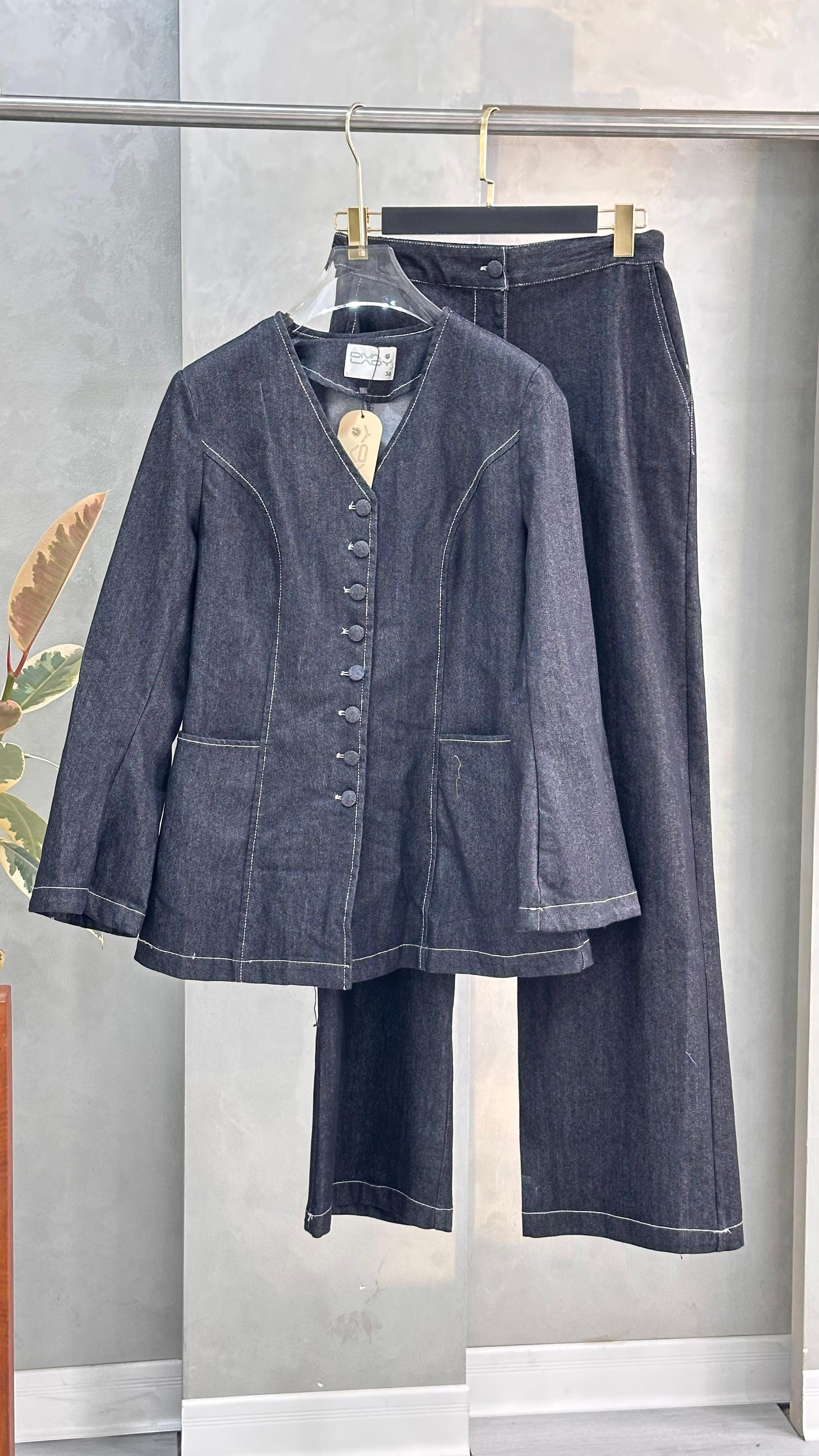 بدلة جينز بقصة حديثة