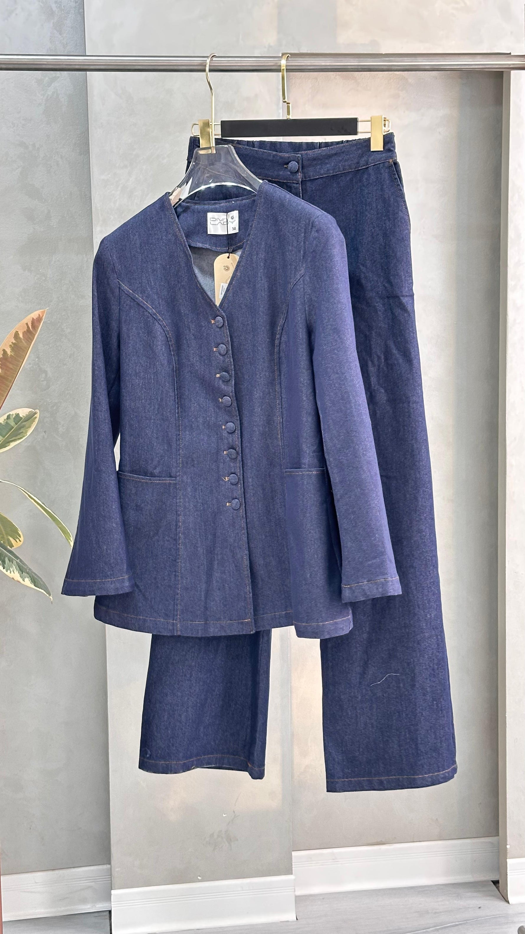 بدلة جينز بقصة حديثة