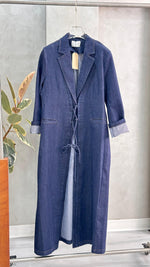 جاكيت جينز طويل بقصة مُحكمة