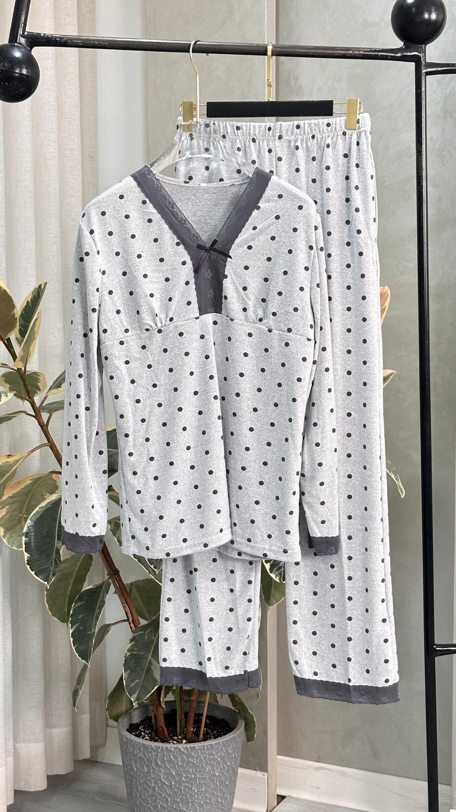 بيجامة نسائي منقطة