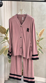 بيجامة نسائي مع تطريز