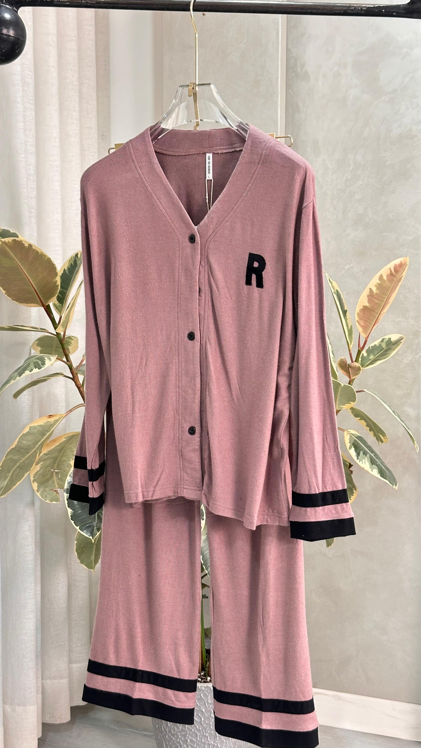 بيجامة نسائي مع تطريز