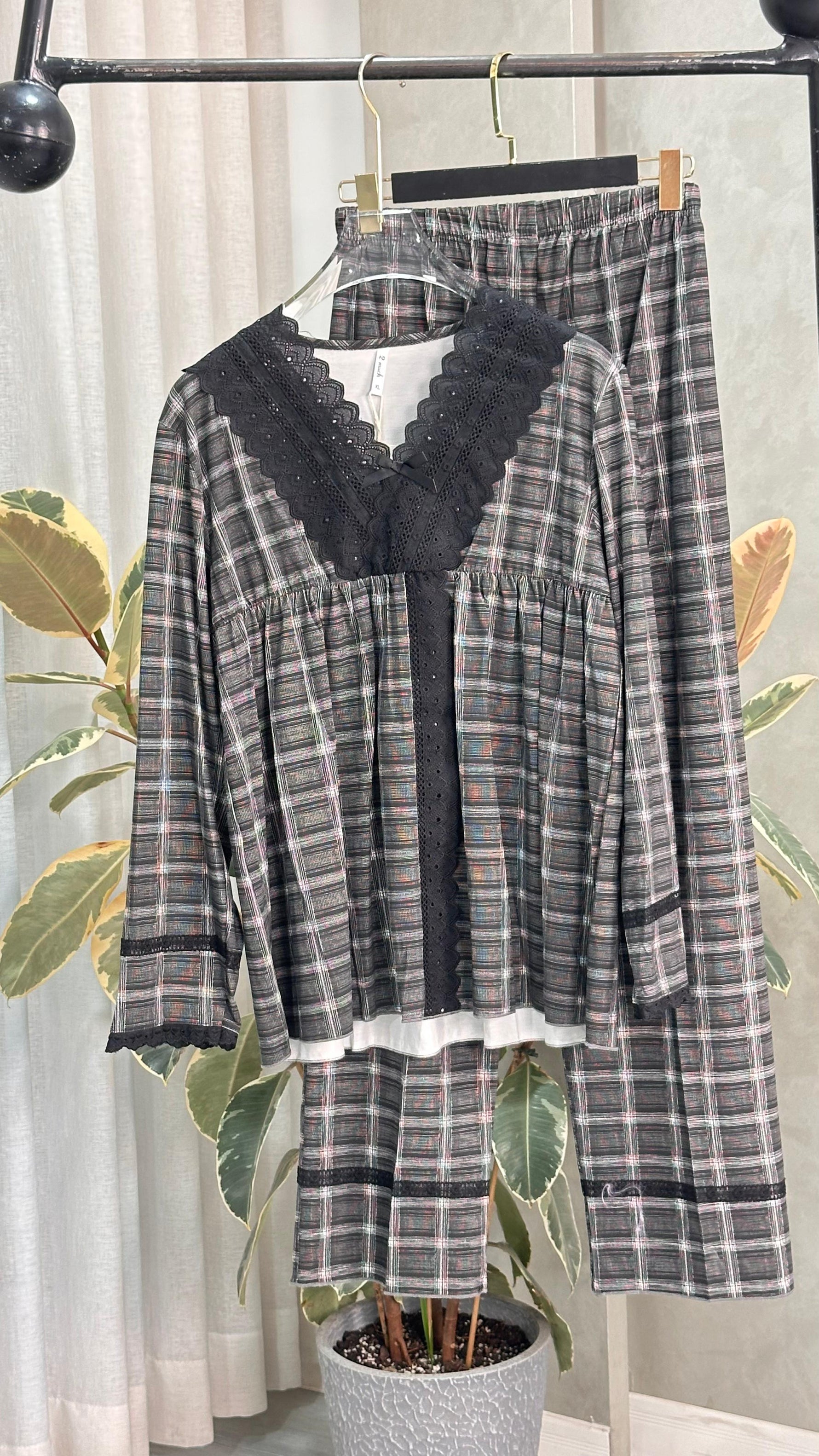 بيجامة نسائي بحواف