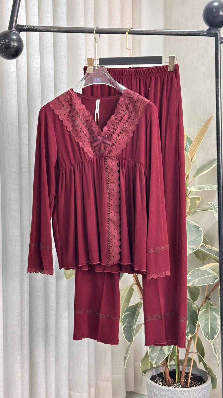 بيجامة نسائي بتفاصيل على العنق والاكمام