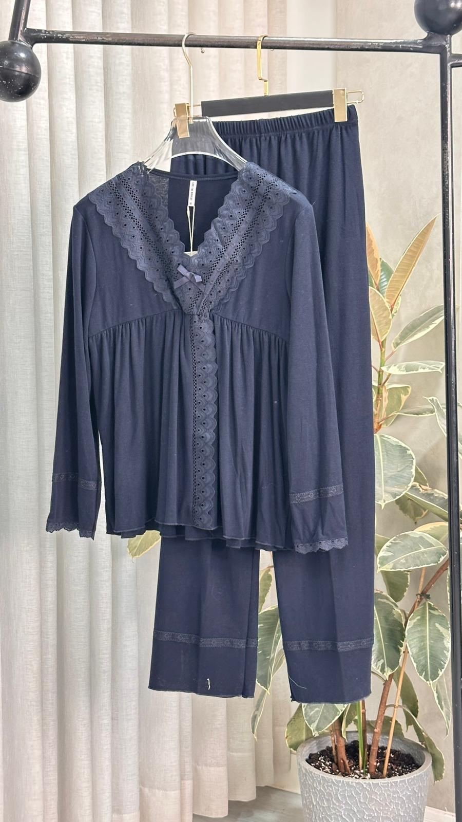 بيجامة نسائي بتفاصيل على العنق والاكمام