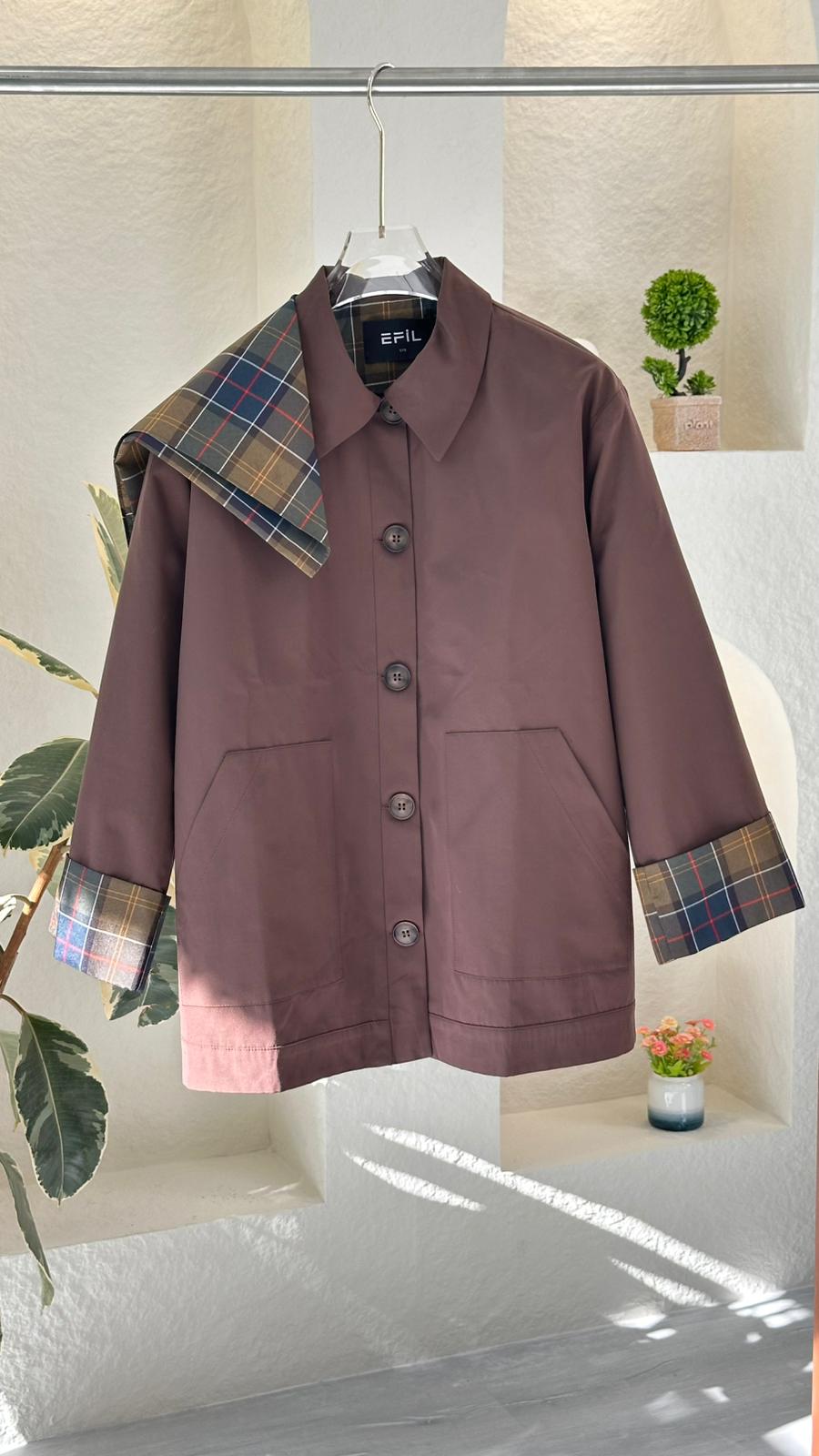 جاكيت نسائي باضافات من الكم والكتف