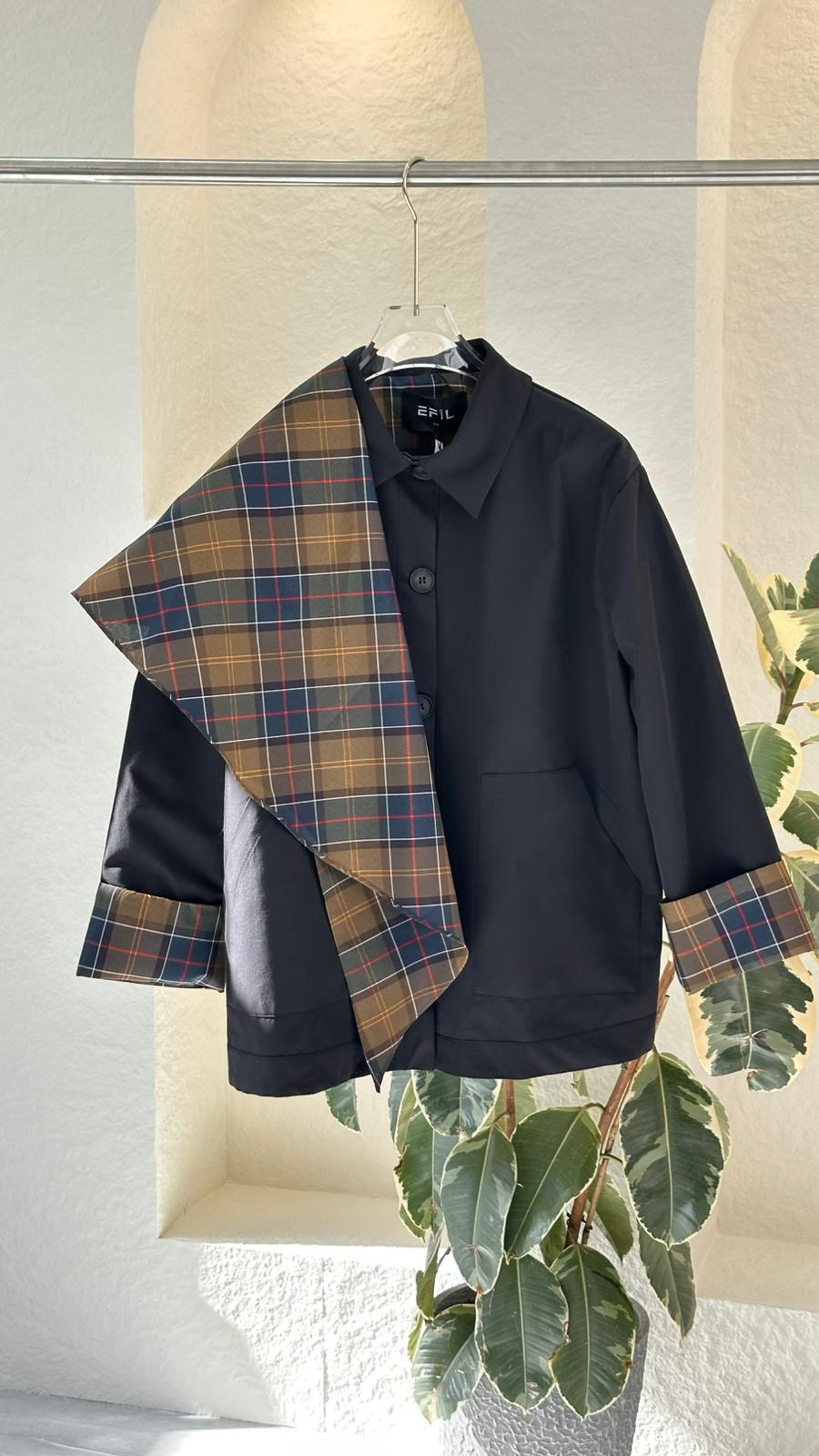 جاكيت نسائي باضافات من الكم والكتف