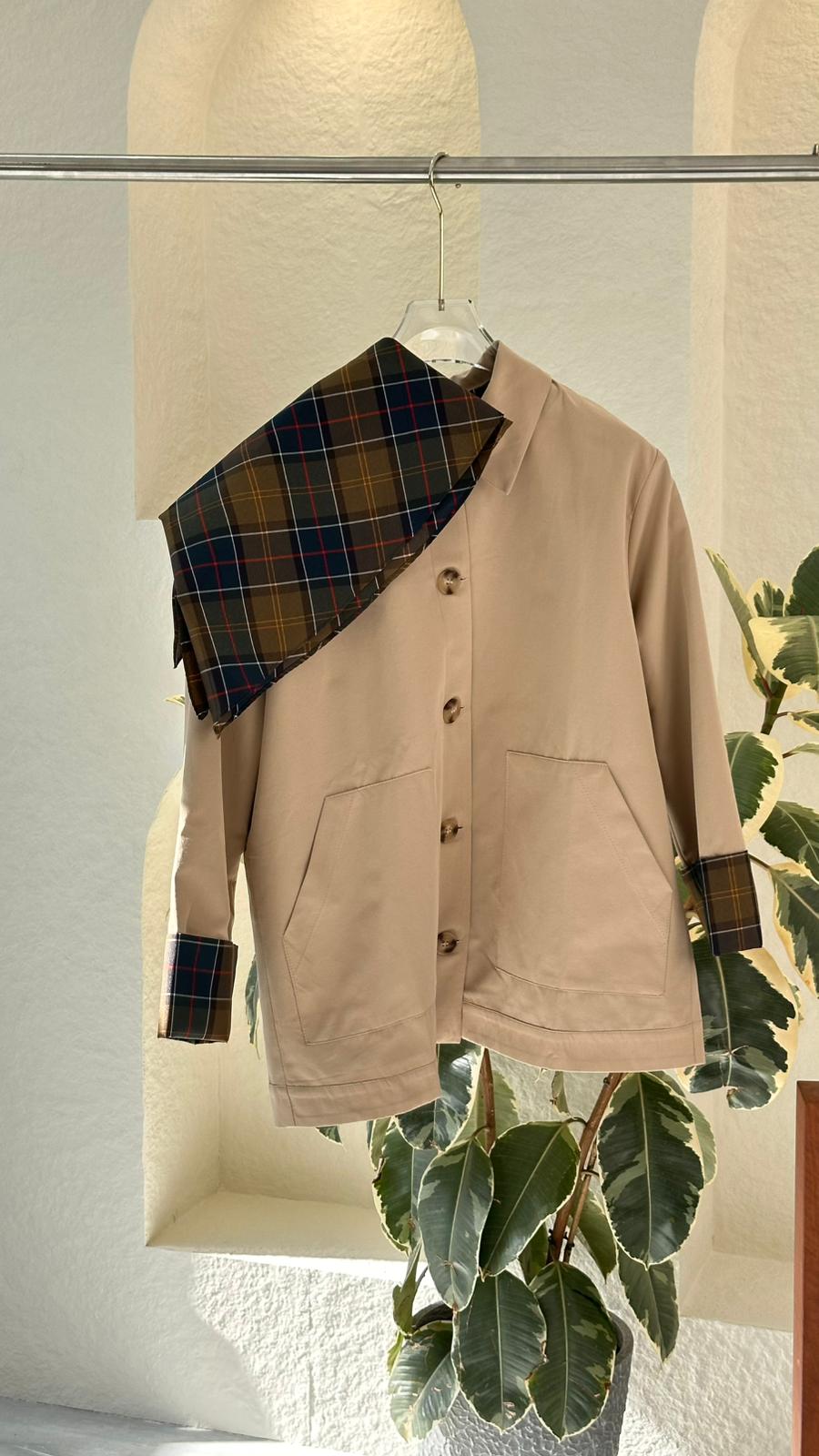 جاكيت نسائي باضافات من الكم والكتف