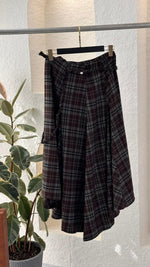 تنورة نسائي بثنايا انسيابية