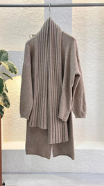 بدلة نسائي مع اسكارف