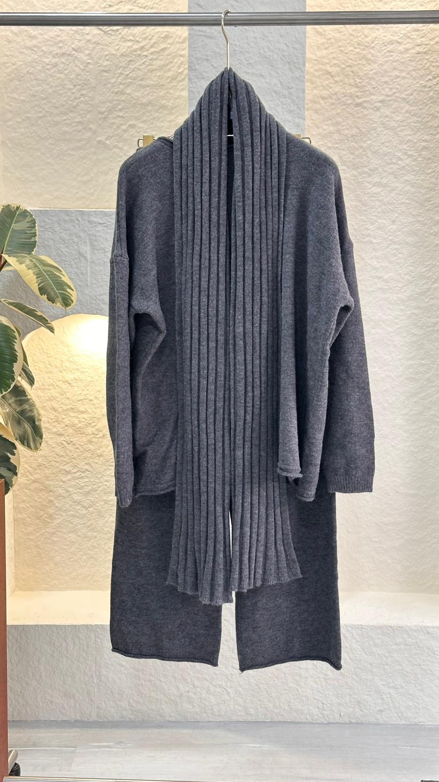 بدلة نسائي مع اسكارف