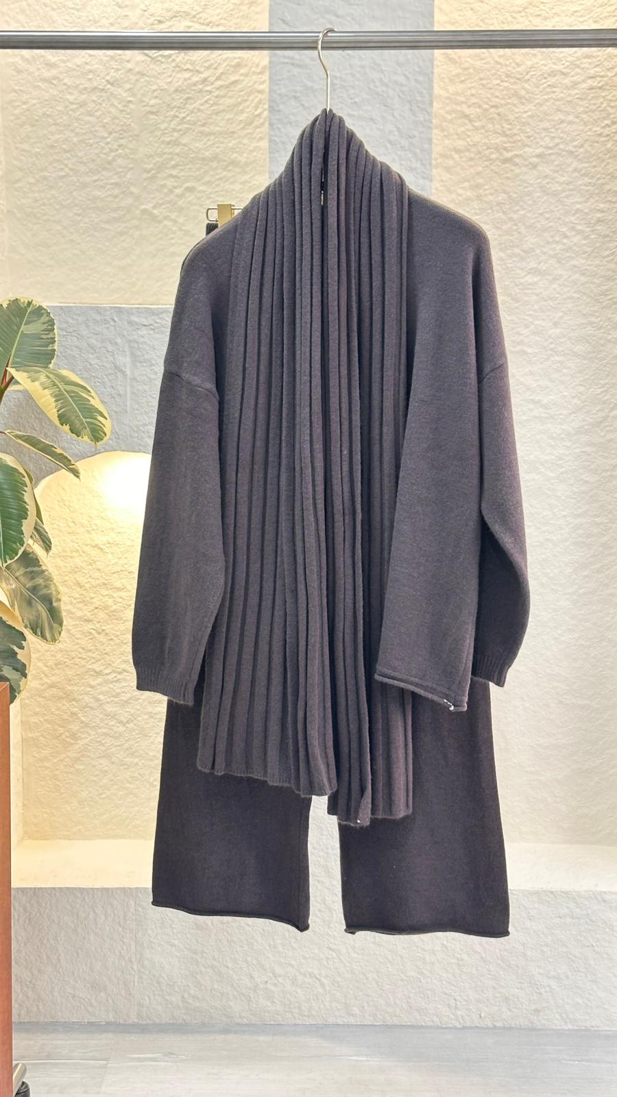 بدلة نسائي مع اسكارف