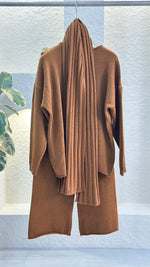 بدلة نسائي مع اسكارف