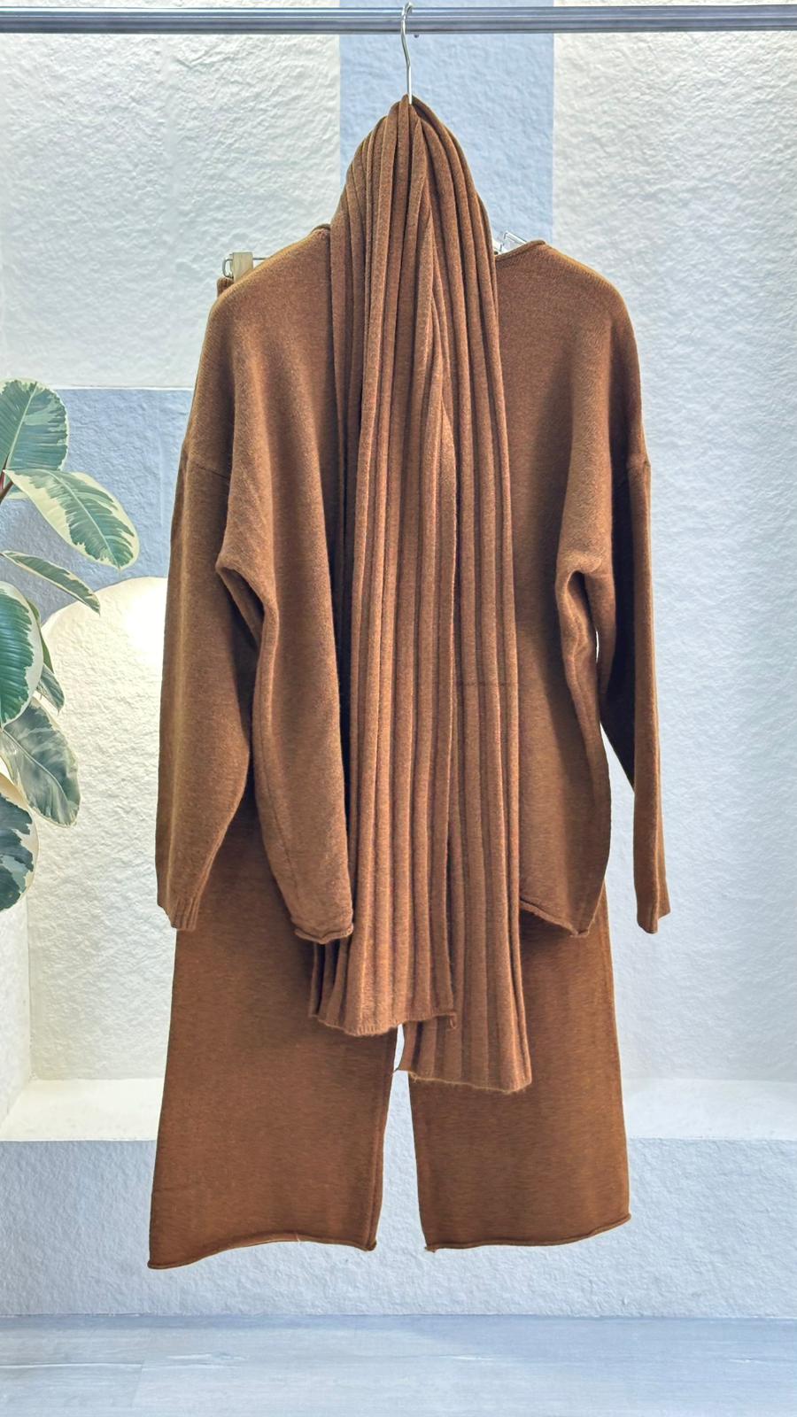 بدلة نسائي مع اسكارف