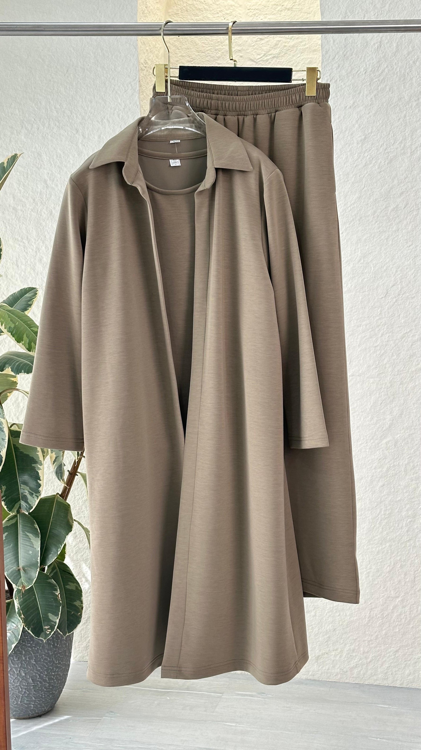 بدلة نسائي بجاكيت طويل