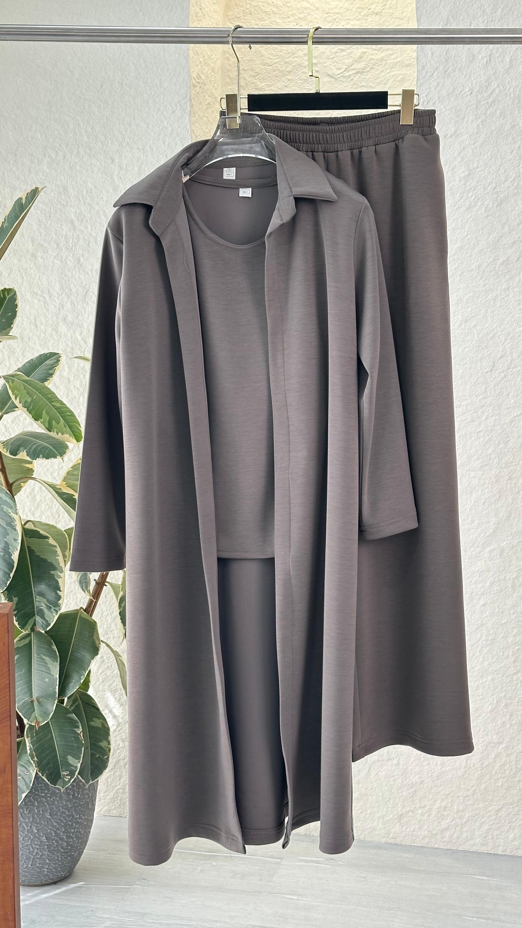 بدلة نسائي بجاكيت طويل