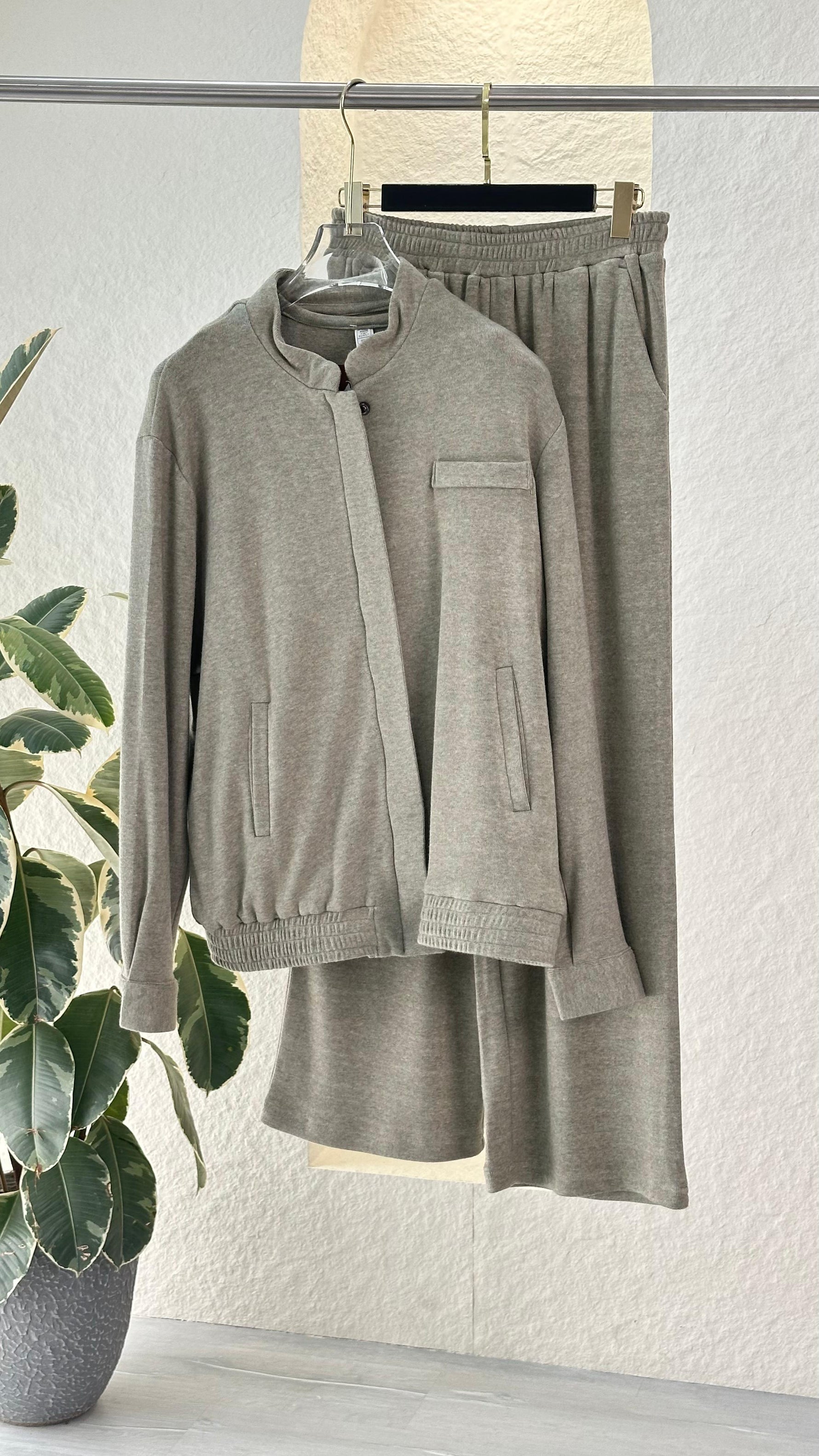 بدلة نسائي بسحاب