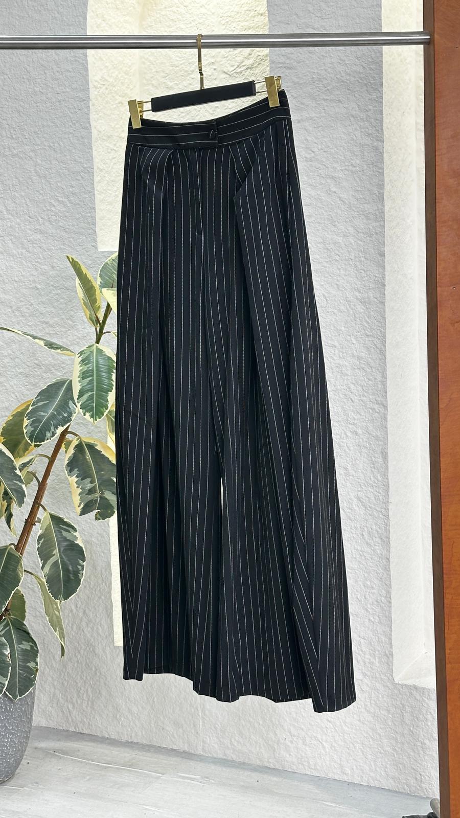 بنطلون نسائي مقلم