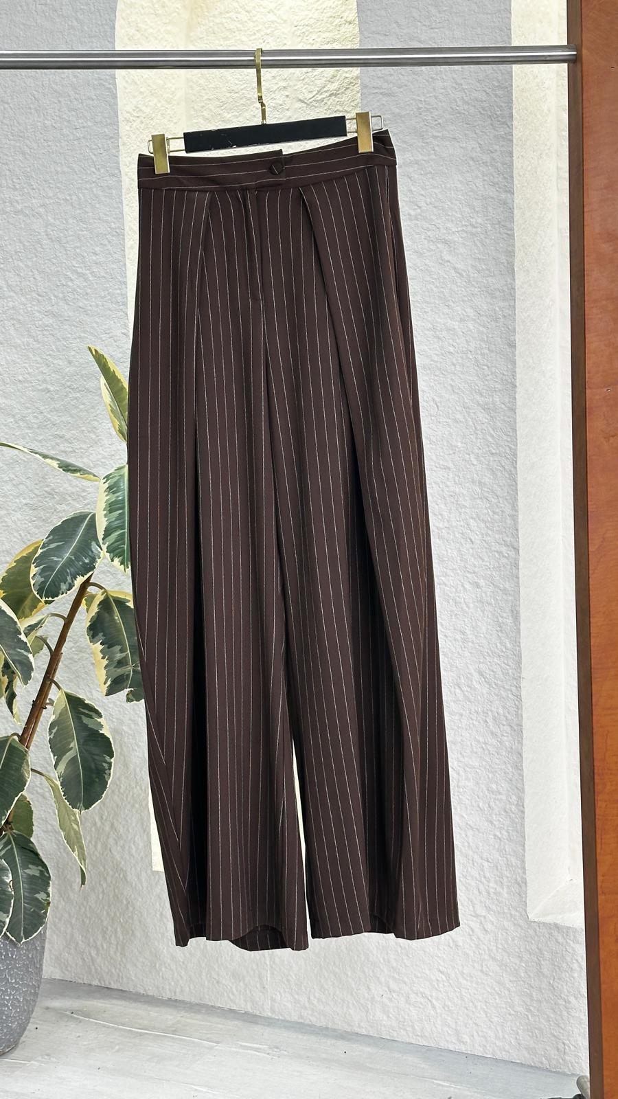 بنطلون نسائي مقلم