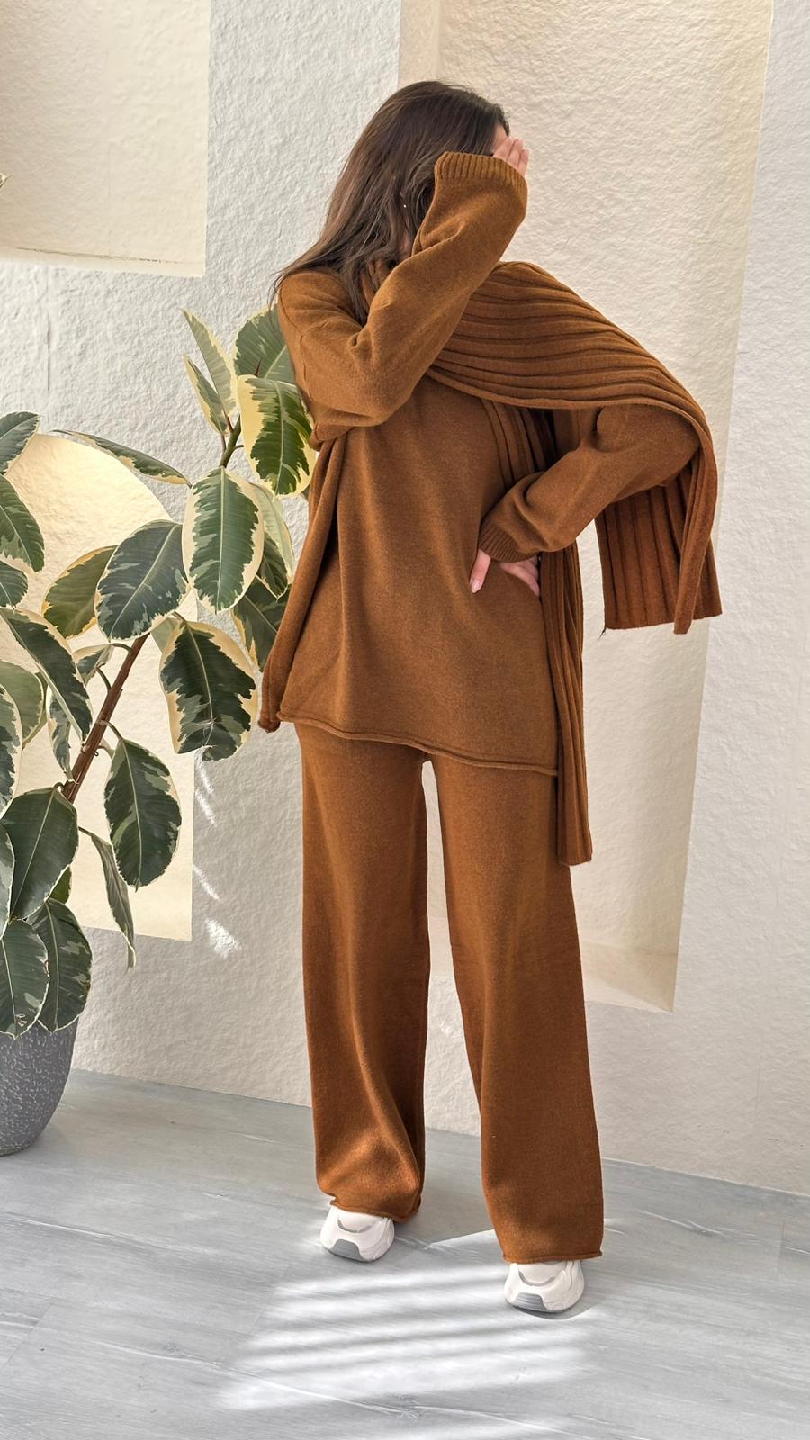 بدلة نسائي مع اسكارف