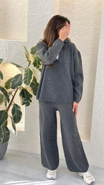 بدلة نسائي بقبة ٧ وبنطال عريض