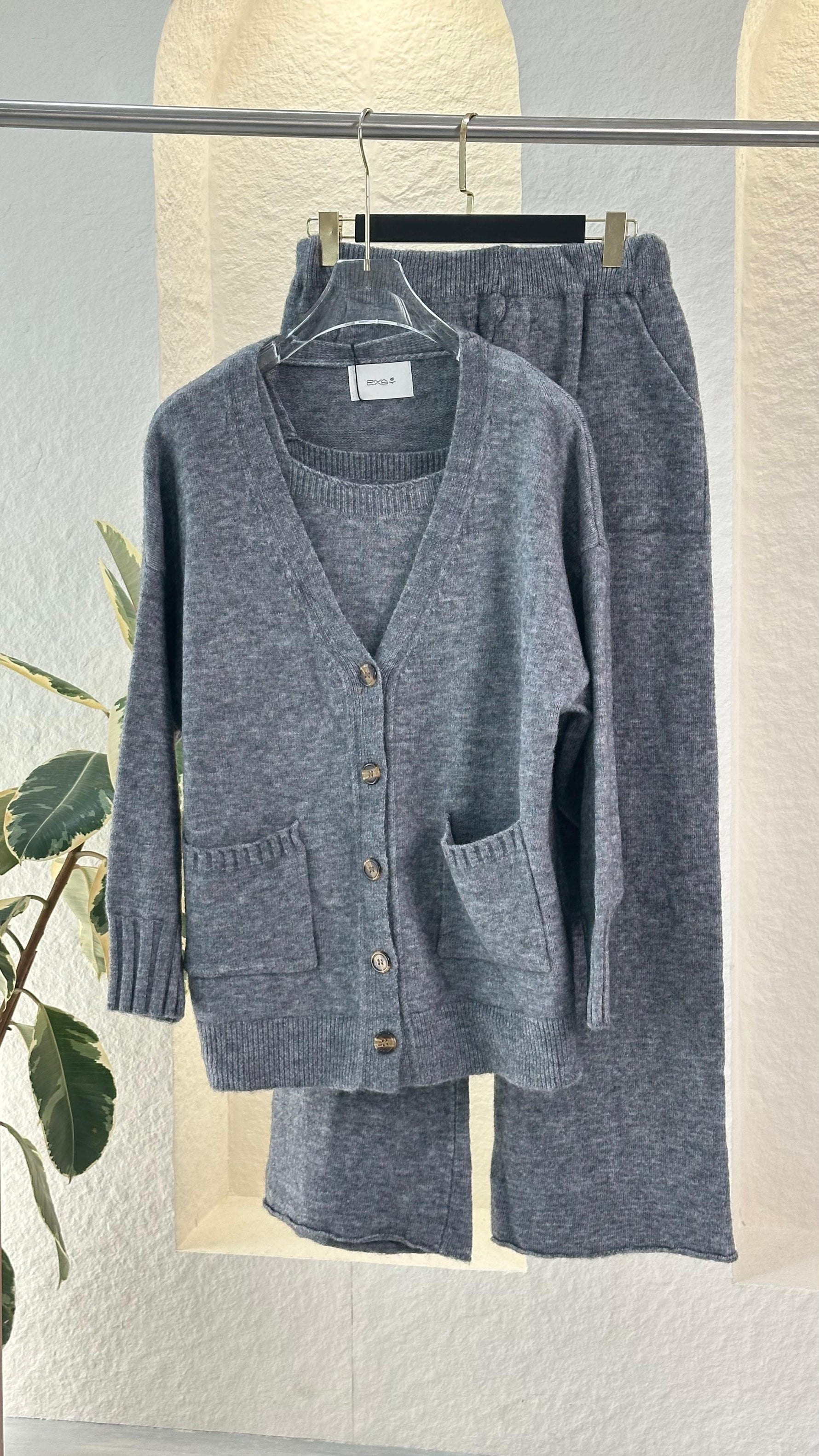 بدلة تريكو نسائي