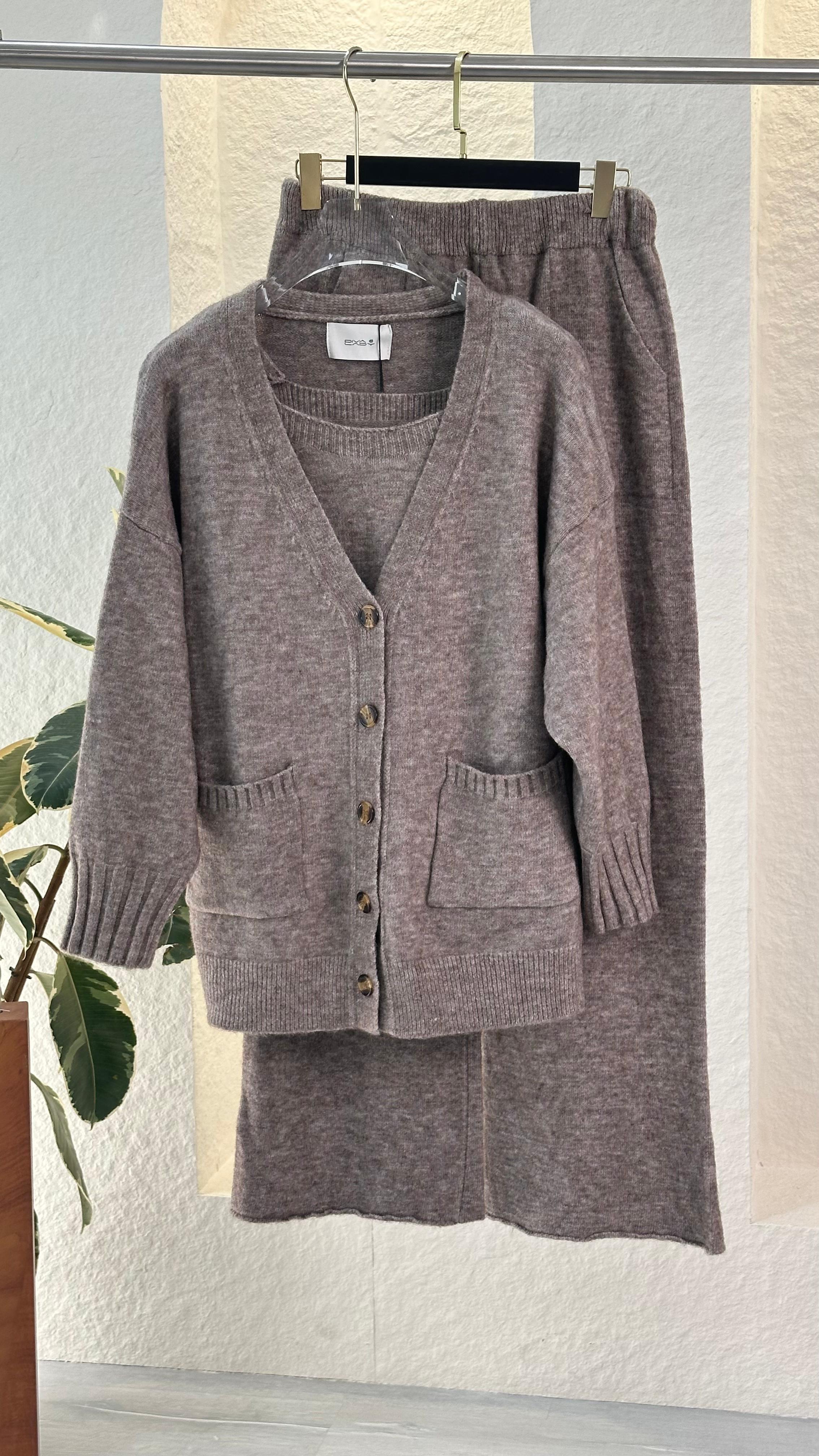 بدلة تريكو نسائي