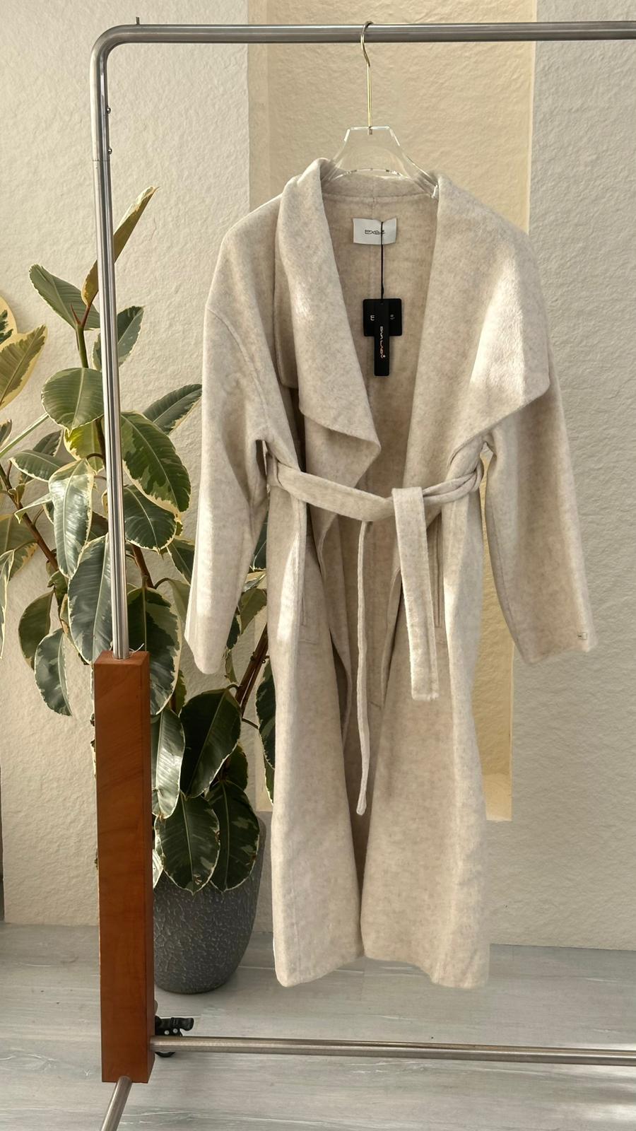 معطف لف طويل بياقة عريضة فاخرة