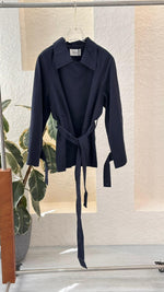 جاكيت نسائي محدد الخصر