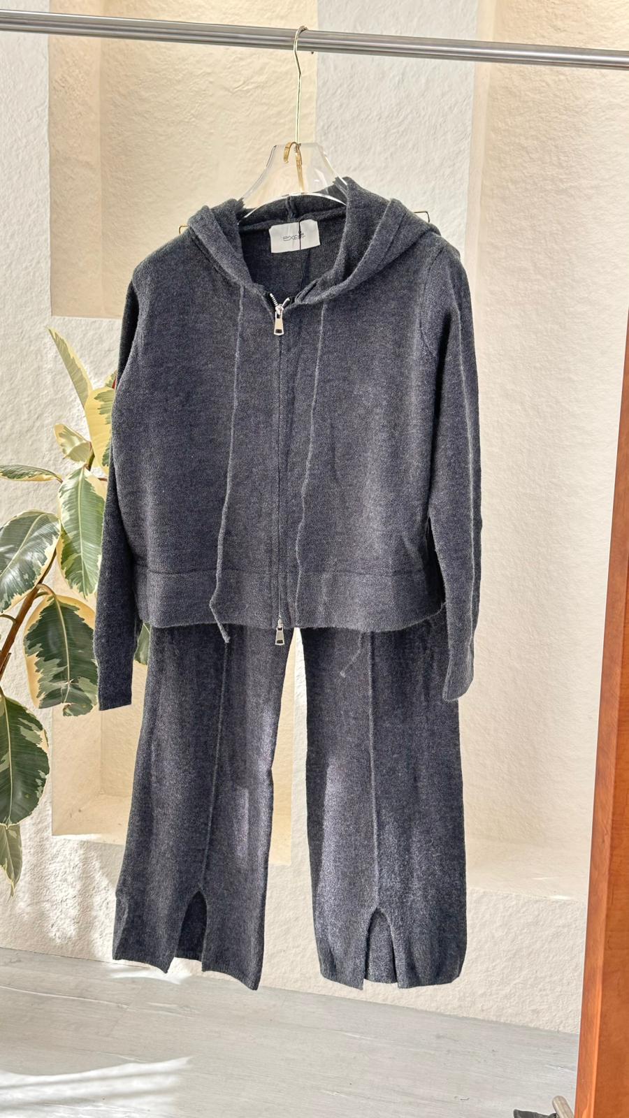 بدلة نسائي  مميزة بشقة اسفل البنطلون