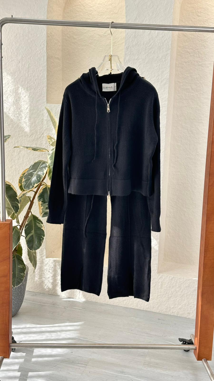 بدلة نسائي  مميزة بشقة اسفل البنطلون