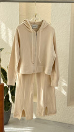 بدلة نسائي  مميزة بشقة اسفل البنطلون