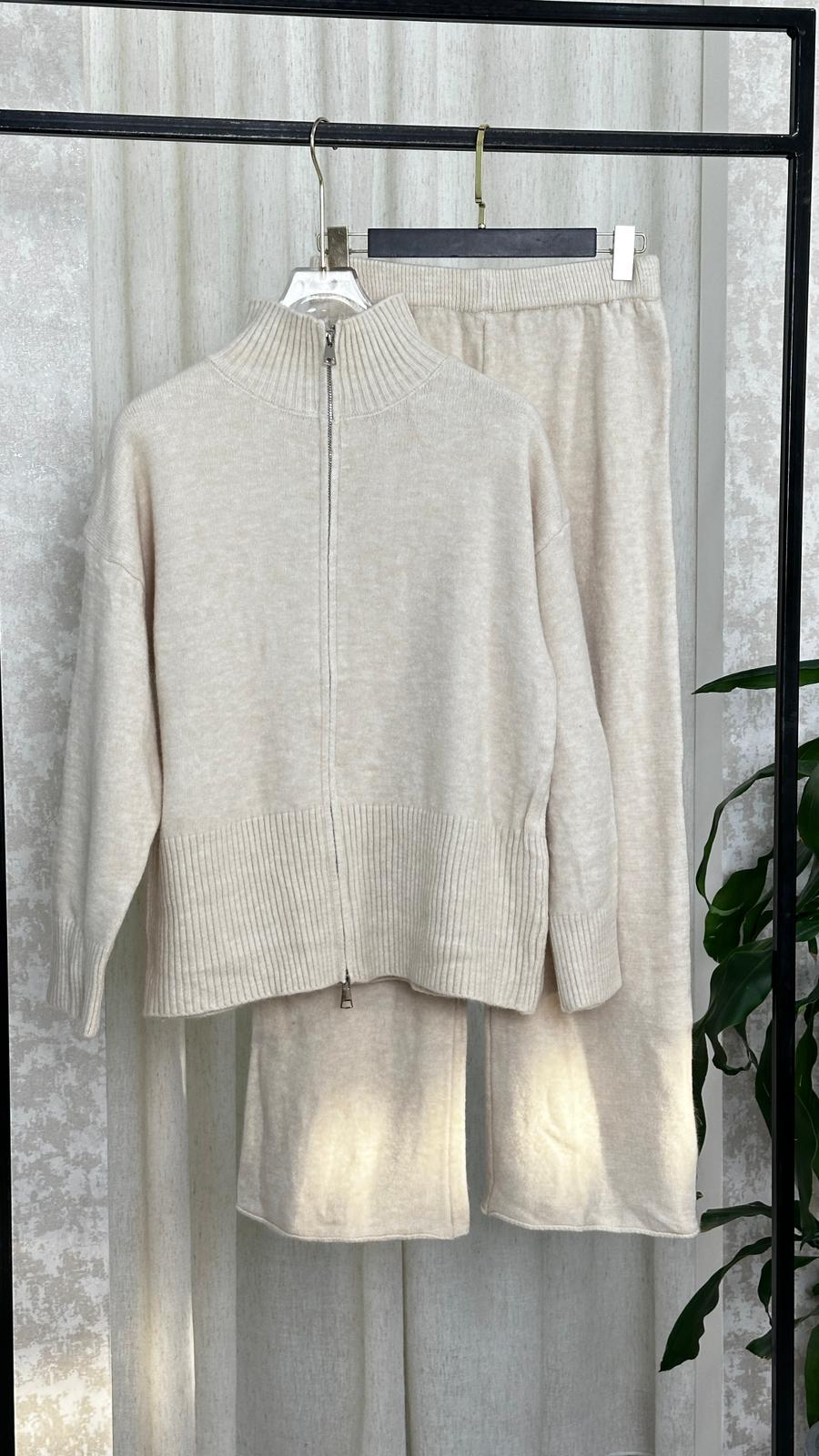 بدلة نسائي بياقة مرتفعة