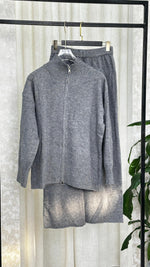 بدلة نسائي بياقة مرتفعة