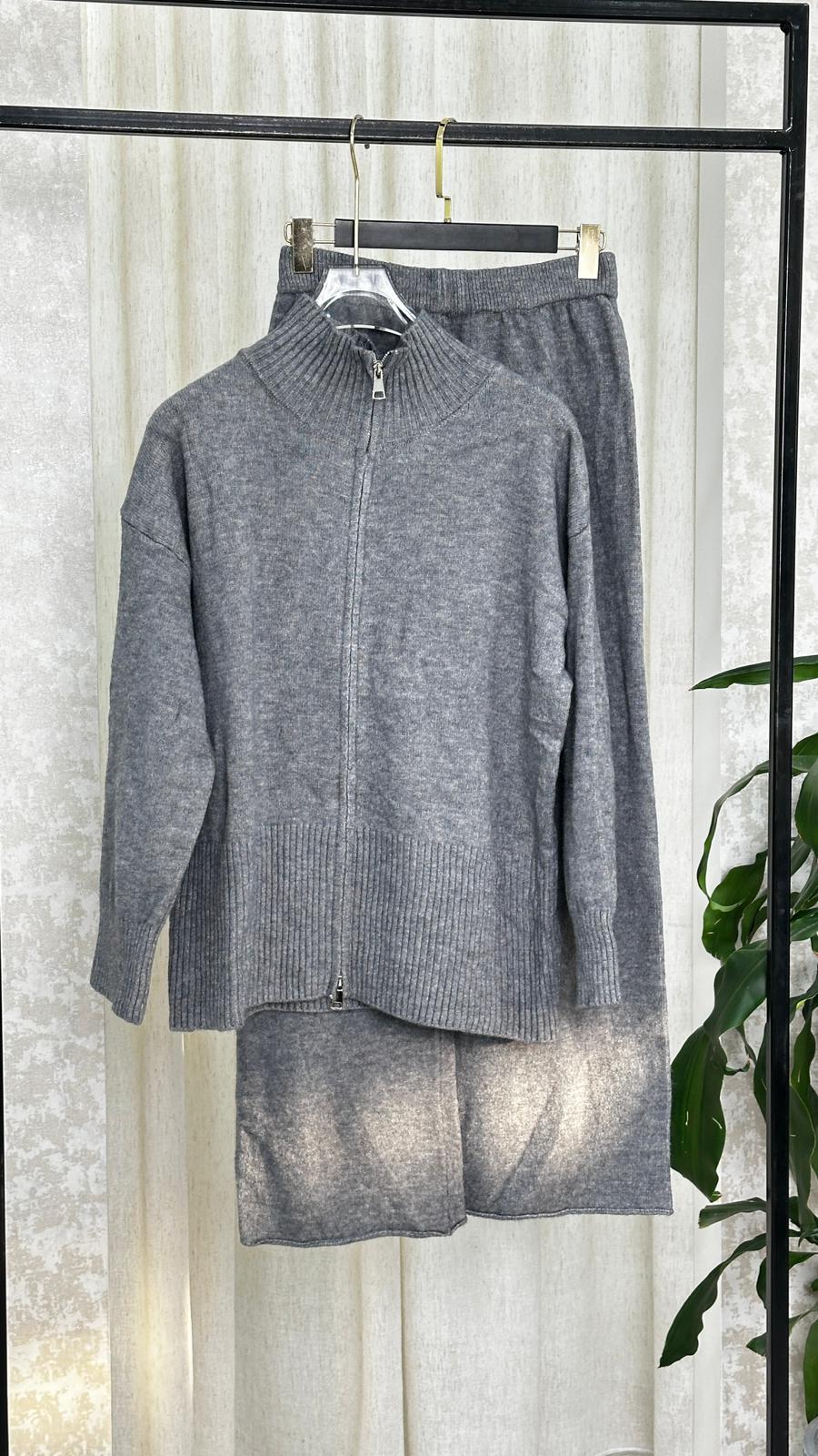 بدلة نسائي بياقة مرتفعة