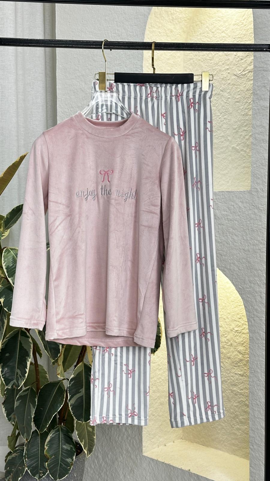 بيجامة نسائي مخمل