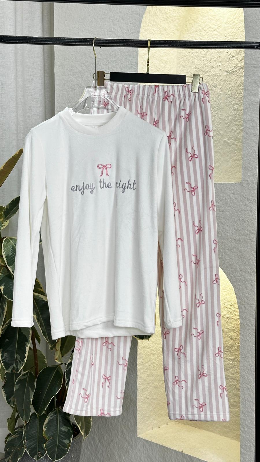 بيجامة نسائي مخمل