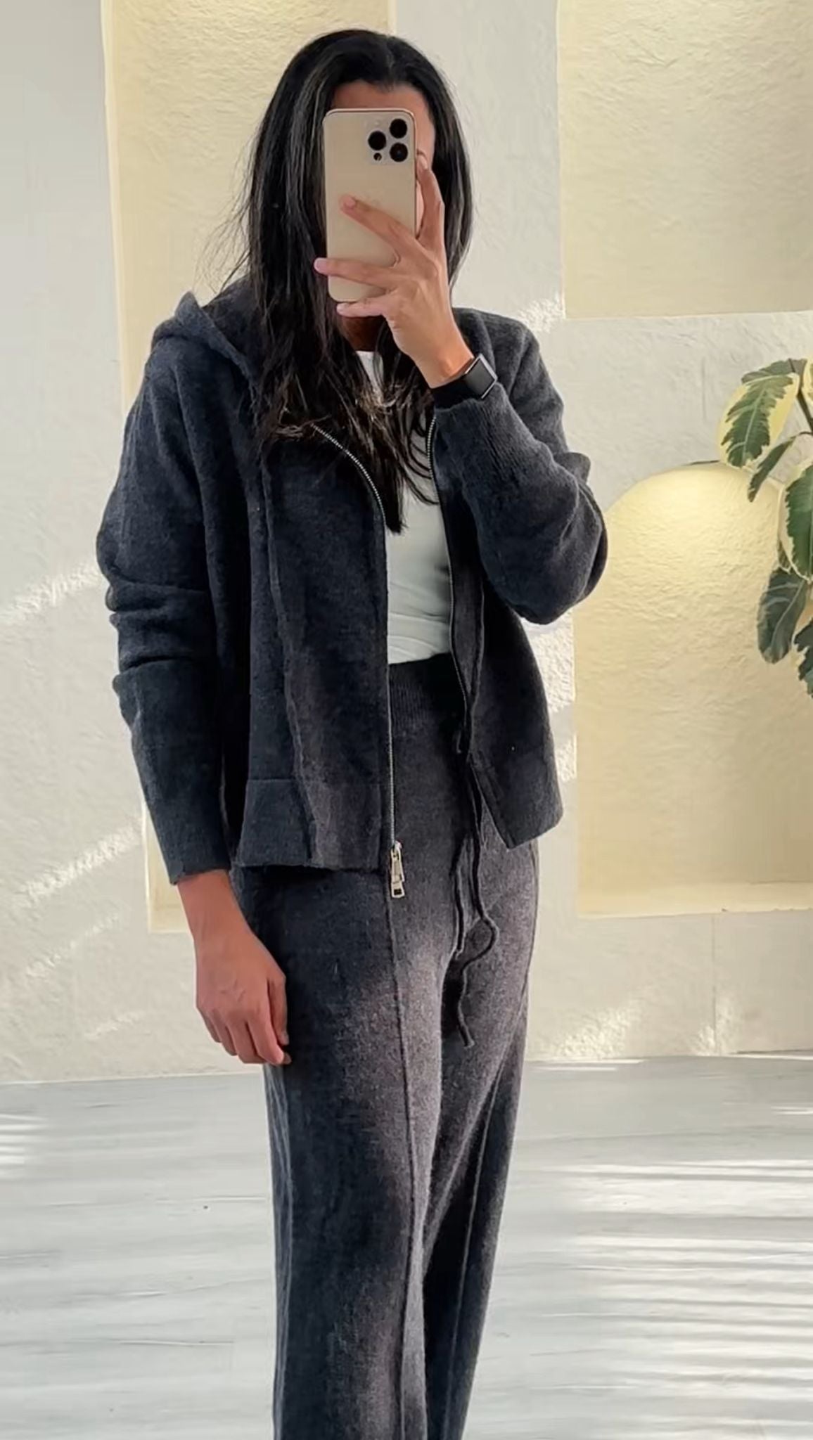 بدلة نسائي  مميزة بشقة اسفل البنطلون