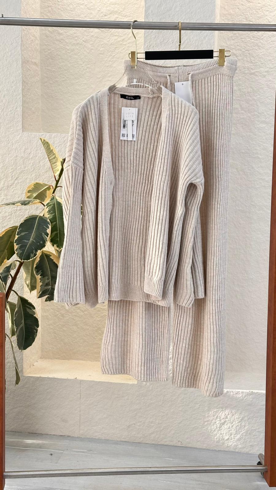 Vبدلة نسائي برقبة