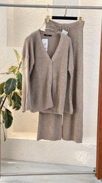 Vبدلة نسائي برقبة