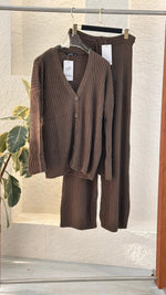 Vبدلة نسائي برقبة