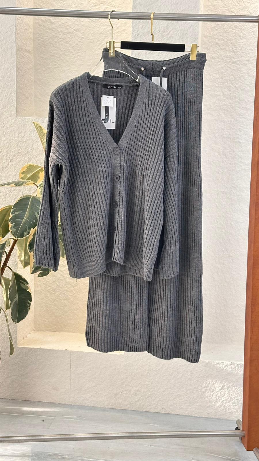 Vبدلة نسائي برقبة