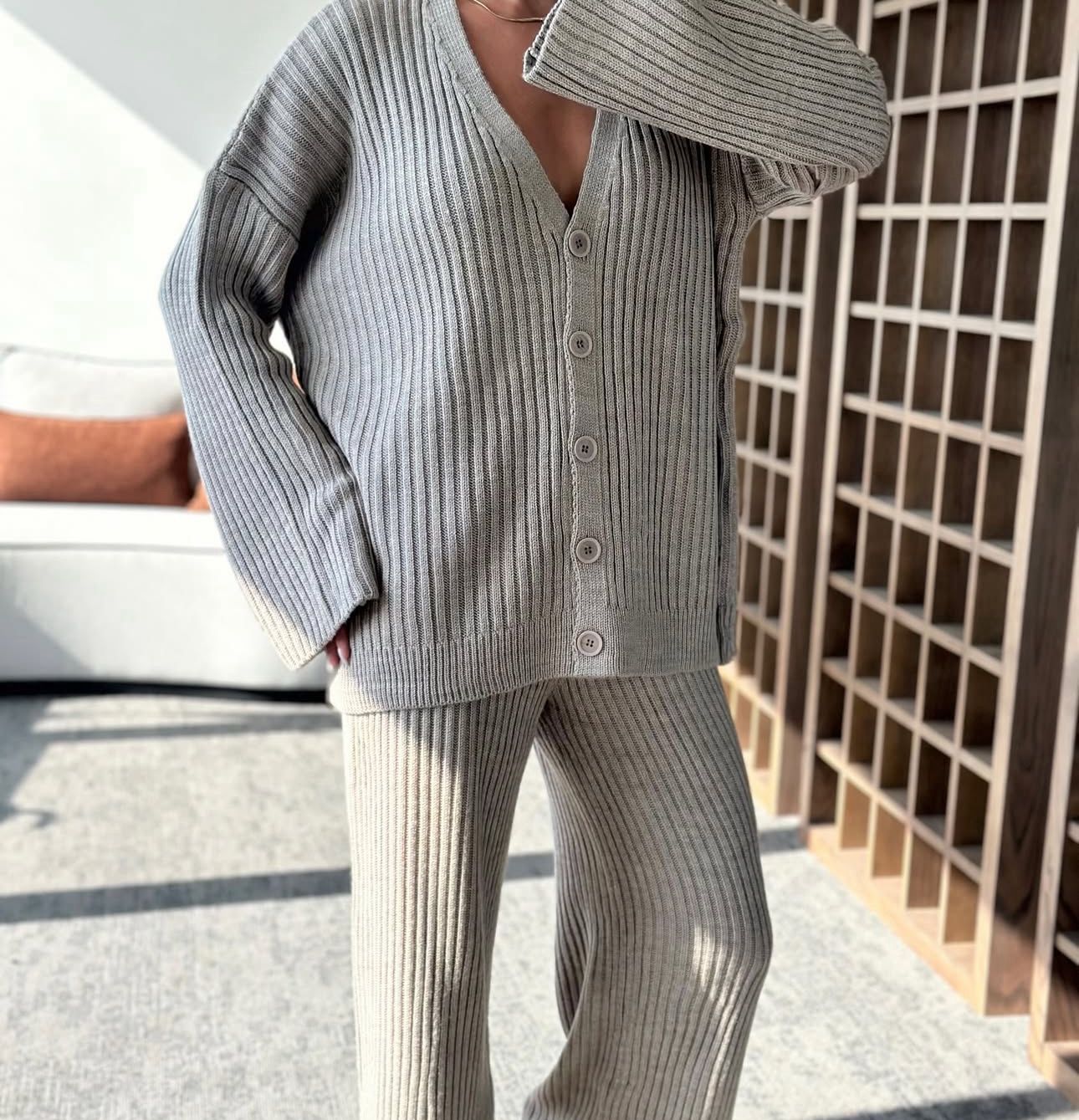 Vبدلة نسائي برقبة