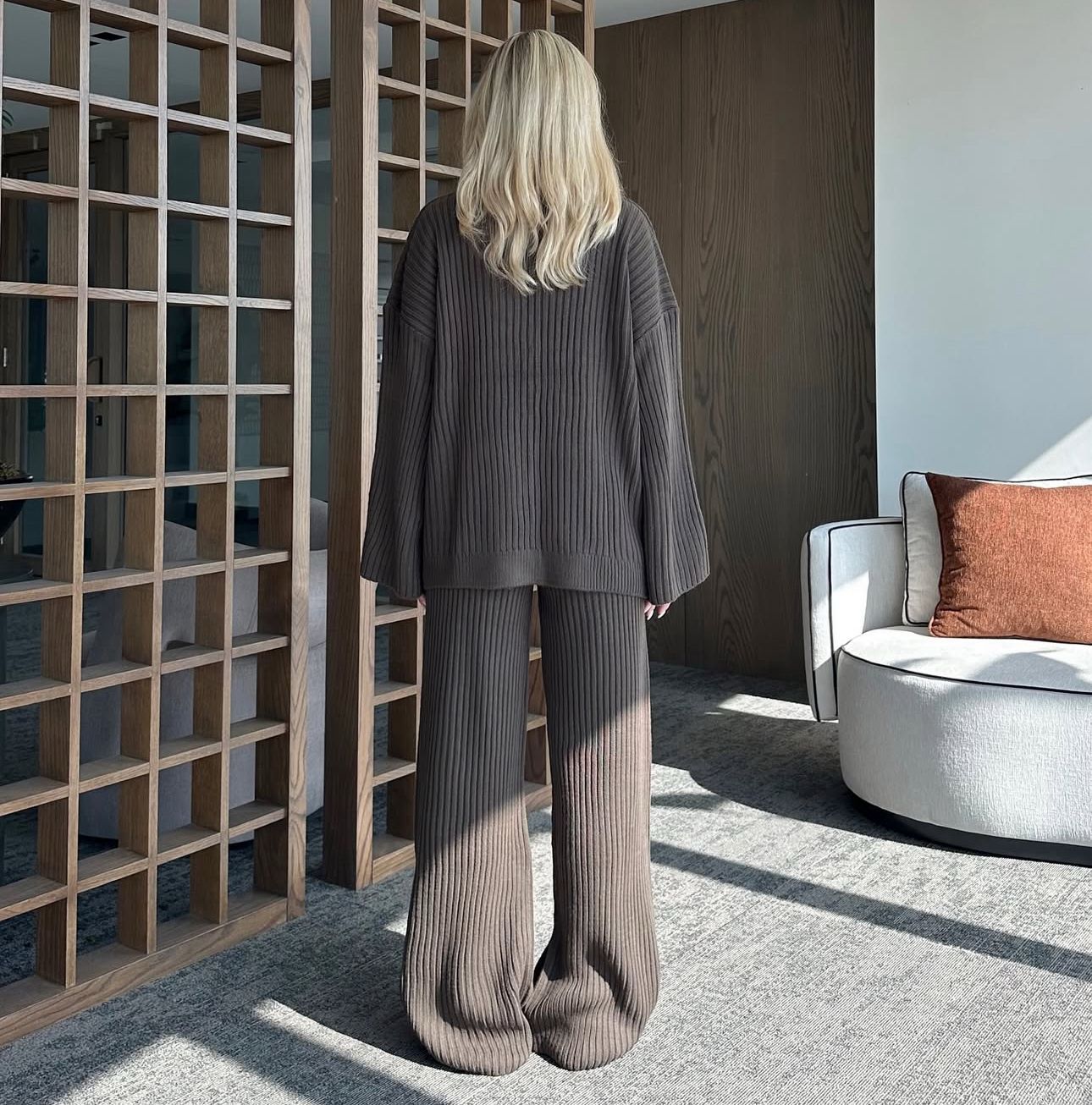 Vبدلة نسائي برقبة