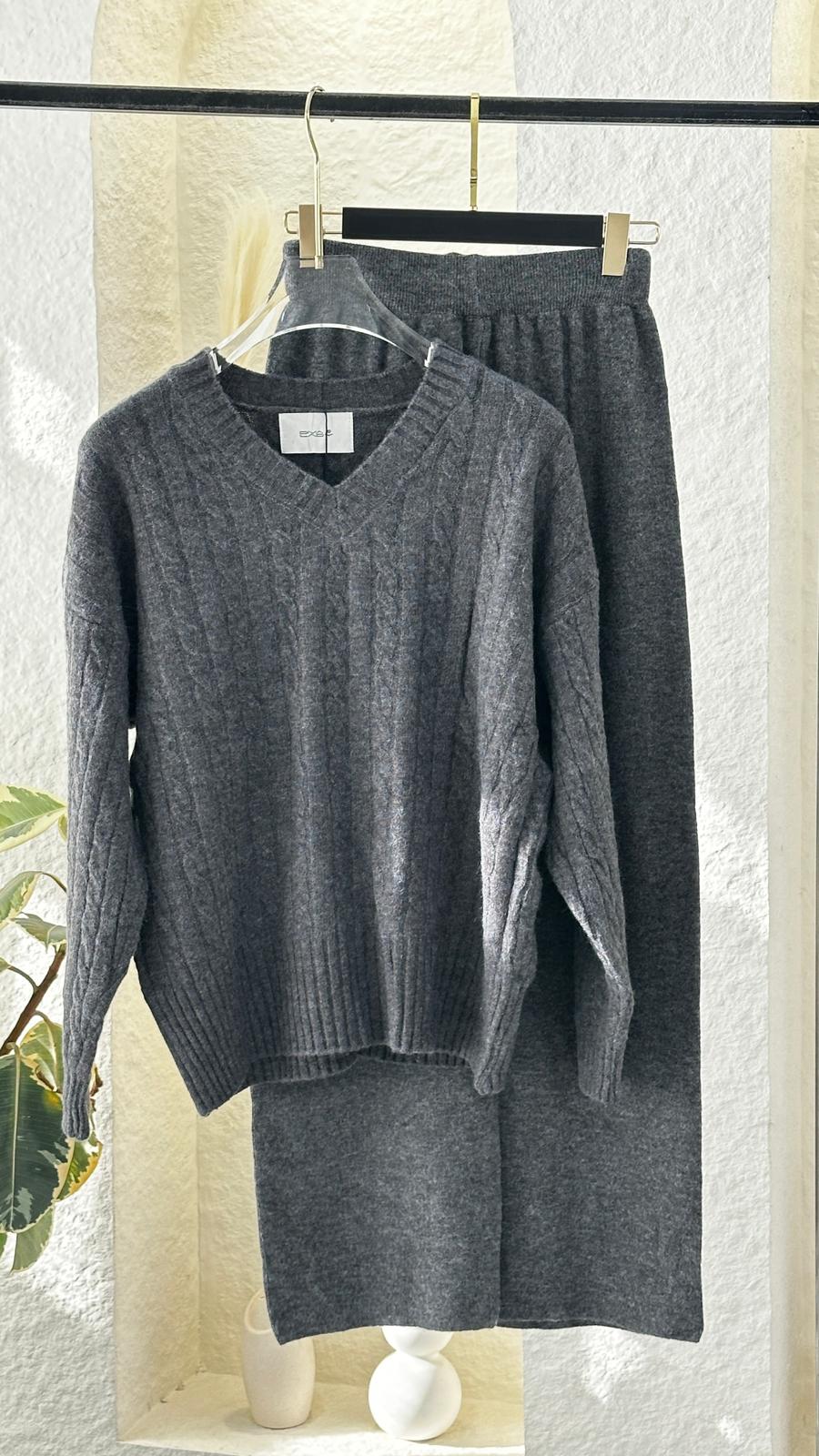 Vبدلة نسائي رقبة