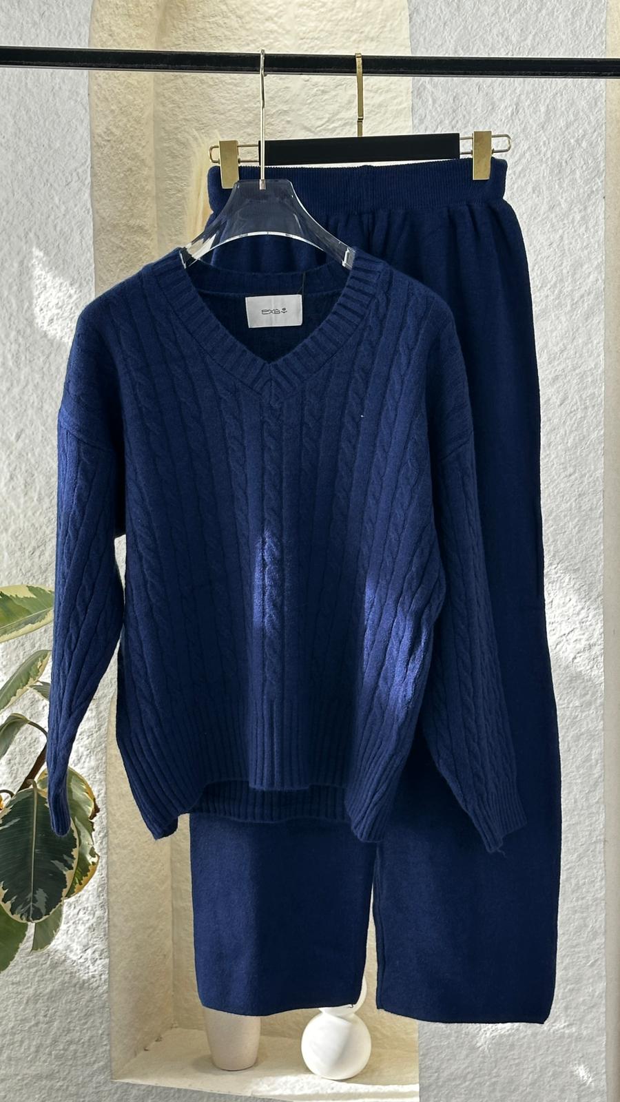 Vبدلة نسائي رقبة