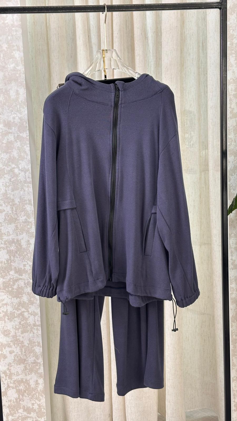 بدلة نسائي بطاقية وسحاب