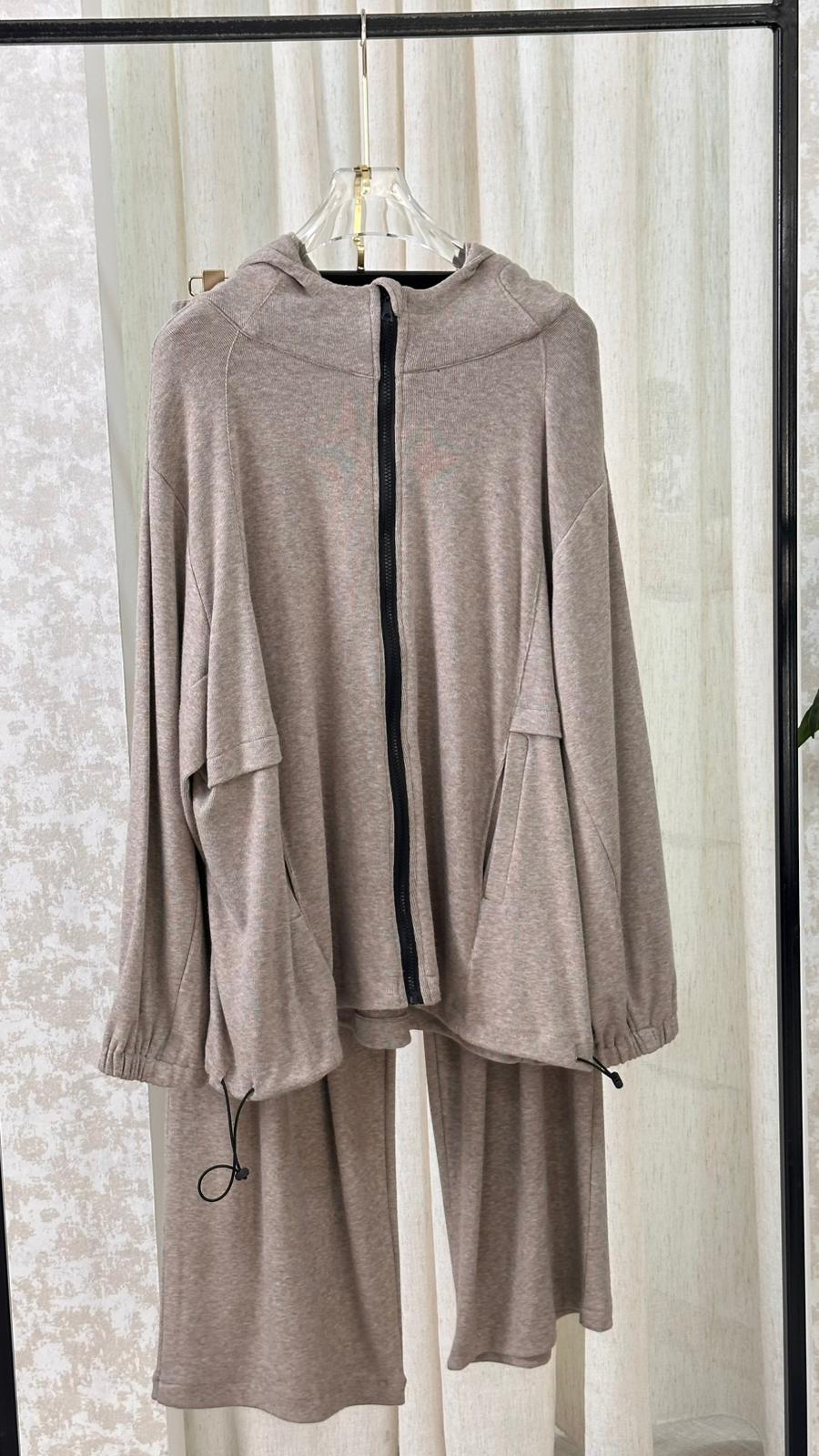 بدلة نسائي بطاقية وسحاب