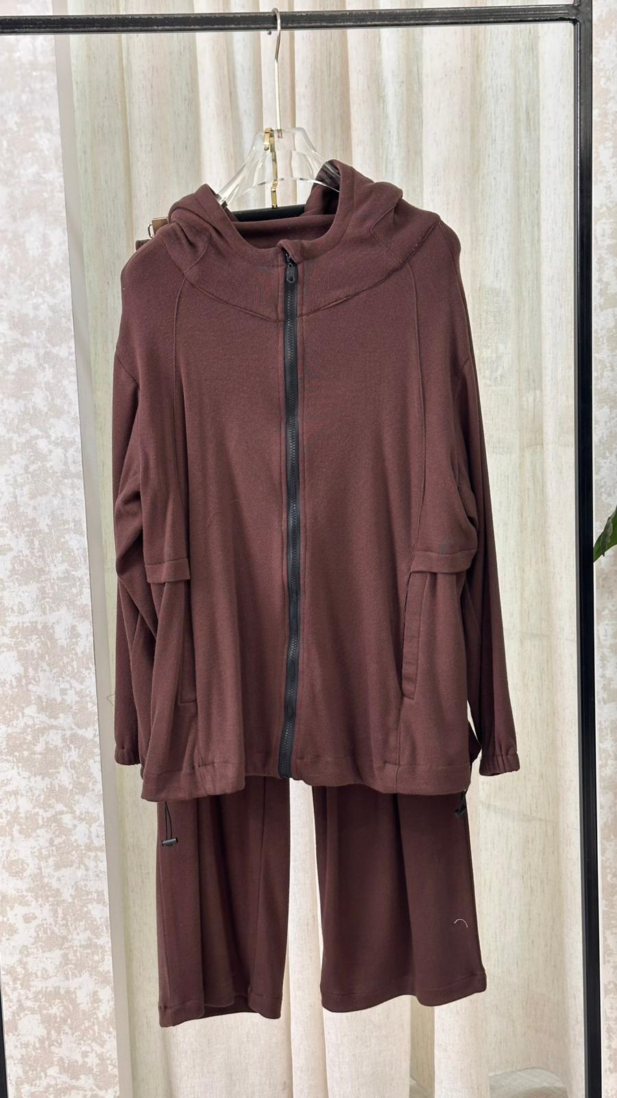 بدلة نسائي بطاقية وسحاب