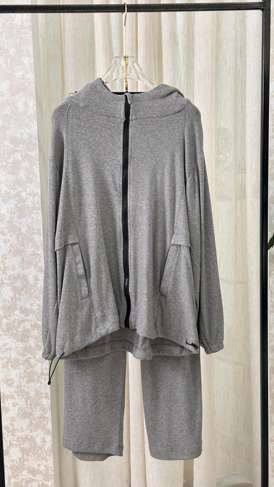 بدلة نسائي بطاقية وسحاب